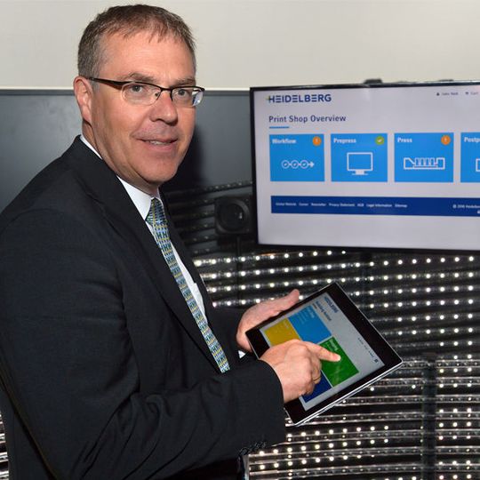 Vorstandsmitglied Harald Weimer zeigt den „Heidelberg Assistant“ auf der Fachmesse drupa 2016. Vorstandsmitglied Harald Weimer zeigt den „Heidelberg Assistant“ auf der Fachmesse drupa 2016.