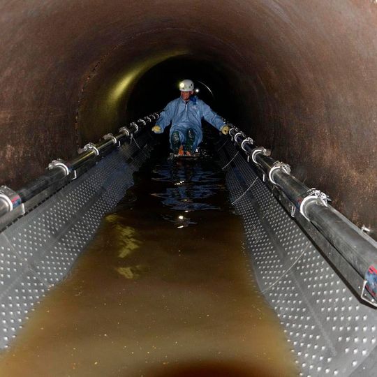 Mithilfe einer Wärmepumpe wird Oldenburgs durchflussstärkstem Mischwasserkanal mit einem Durchmesser von 1,50 m Wärme entzogen, um ein neues Wohnviertel zu beheizen. Dazu dient ein 200 m langer Abwasser-Wärmeübertrager. Mithilfe einer Wärmepumpe wird Oldenburgs durchflussstärkstem Mischwasserkanal mit einem Durchmesser von 1,50 m Wärme entzogen, um ein neues Wohnviertel zu beheizen. Dazu dient ein 200 m langer Abwasser-Wärmeübertrager.