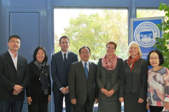 Delegationentreffen: Wang Yanglin (NDRC – chinesischen Kartellaufsicht), Liu Wenji (CADA – chinesischer Händlerverband), Sven Gustafson (ZDK), Lu Yanchun (NDRC), Karin Voelkerling (ZDK), Antje Woltermann (ZDK) und Jessica Su (Professorin für Rechtswissenschaften)