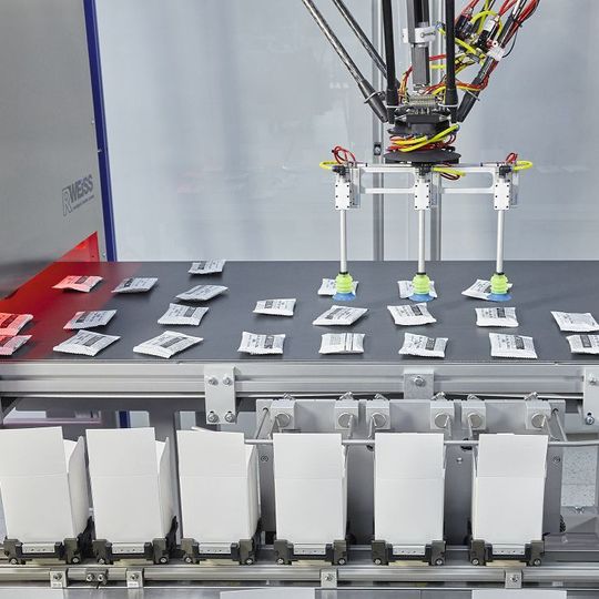Geht ruckzuck: Die Delta-Picker nehmen die einzelnen Produkte mittels Multipick auf und setzen diese im Toploading-Verfahren in die Faltschachteln ein. Geht ruckzuck: Die Delta-Picker nehmen die einzelnen Produkte mittels Multipick auf und setzen diese im Toploading-Verfahren in die Faltschachteln ein.