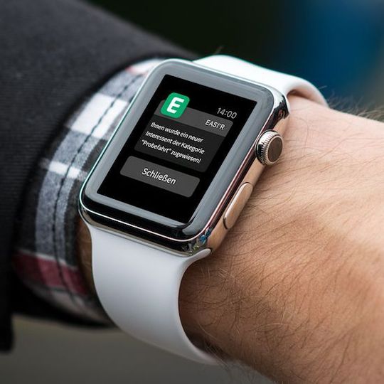 Diesem Verkäufer wird eine Probefahrt aufs Handgelenk zugewiesen.