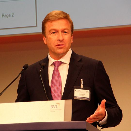 Oliver Zipse, Mitglied des Vorstands von BMW: „Insgesamt benötigen wir in der Smart Factory offene Schnittstellen, um eine ungestörte Kommunikation gewährleisten zu können.“ Oliver Zipse, Mitglied des Vorstands von BMW: „Insgesamt benötigen wir in der Smart Factory offene Schnittstellen, um eine ungestörte Kommunikation gewährleisten zu können.“