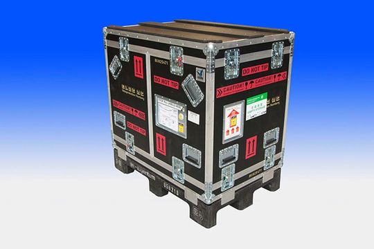 Die Wahl des Transports im Europaletten-Format erzwingt ein Handling per Gabelstapler und minimiert die Wahrscheinlichkeit, dass die Einheit auf die Seite gekippt wird. Eine Garantie ist es allerdings nicht, wie die Erfahrung zeigt.