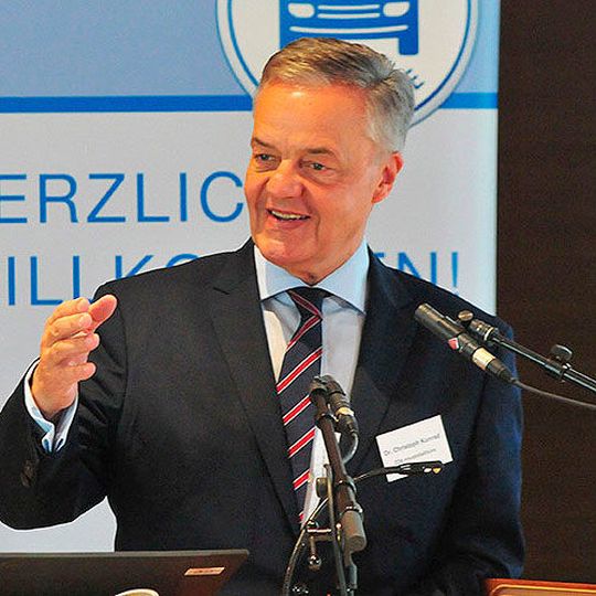 Christoph Konrad, Leiter des ZDK-Hauptstadtbüros, führte durch die siebte Auflage des Berliner Automobildialogs. Christoph Konrad, Leiter des ZDK-Hauptstadtbüros, führte durch die siebte Auflage des Berliner Automobildialogs.