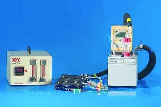 1 Hauptkomponenten des Okolab-Systems: Mikroskop-Inkubationskammer (Mitte), Lauda Ecoline Thermostat E 203 mit zusätzlichem Befeuchtungsmodul (rechts) sowie CO2-Steuerungseinheit (links). 1 Hauptkomponenten des Okolab-Systems: Mikroskop-Inkubationskammer (Mitte), Lauda Ecoline Thermostat E 203 mit zusätzlichem Befeuchtungsmodul (rechts) sowie CO2-Steuerungseinheit (links).