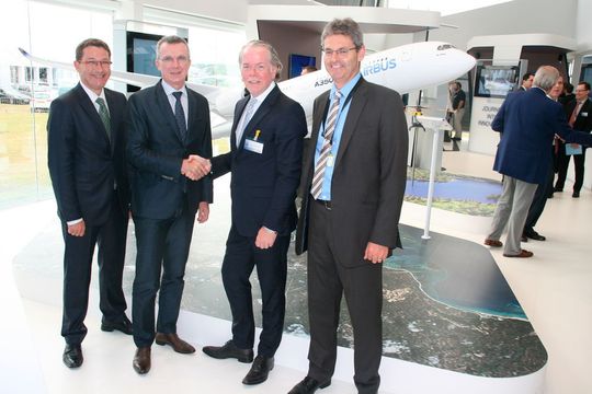 Stratasys und Airbus (v.l.): Amos Liebermann (Director Aerospace Strategic Accounts EMEA, Stratasys), Olivier Cauquil (Head of Material & Parts Procurement, Airbus), Andy Middleton (President Stratasys EMEA) und Mark Walker (VP Procurement Strategy and Governance, Airbus).