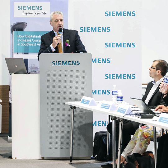 Dr. Armin Bruck, CEO Siemens Singapur, betonte die Bedeutung der Aean-Staaten für Siemens. Dr. Armin Bruck, CEO Siemens Singapur, betonte die Bedeutung der Aean-Staaten für Siemens.