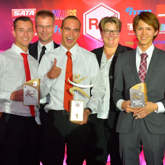 Die Gewinner des Best Painter Contests: (v. l.) Myles Veljacic from Canada (28 Jahre, von Open Road Richmond Auto Body, 3. Platz), Jan Ravenstijn, Vice President Marketing Automotive Refinish Coatings Solutions, Europe, Sieger Berry Kooijman aus den Niederlanden (23 Jahre, von Autoshade Herstel Verweij), Katja Scharpwinkel, Senior Vice President Automotive Refinish Coatings Solutions Europe, und Genya Yokota aus Japan (27 Jahre, von Avance Techno Service, 2.Platz) Die Gewinner des Best Painter Contests: (v. l.) Myles Veljacic from Canada (28 Jahre, von Open Road Richmond Auto Body, 3. Platz), Jan Ravenstijn, Vice President Marketing Automotive Refinish Coatings Solutions, Europe, Sieger Berry Kooijman aus den Niederlanden (23 Jahre, von Autoshade Herstel Verweij), Katja Scharpwinkel, Senior Vice President Automotive Refinish Coatings Solutions Europe, und Genya Yokota aus Japan (27 Jahre, von Avance Techno Service, 2.Platz)
