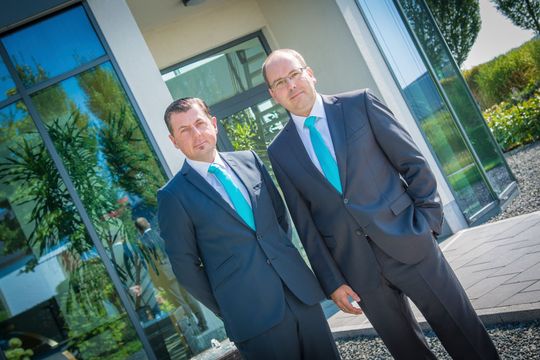 Die Geschäftsleitung der neuen Firma übernehmen mit Carsten Bokholt (rechts) und Karsten Eichmüller (links) zwei langjährige Führungskräfte aus den eigenen Reihen. Die Geschäftsleitung der neuen Firma übernehmen mit Carsten Bokholt (rechts) und Karsten Eichmüller (links) zwei langjährige Führungskräfte aus den eigenen Reihen.