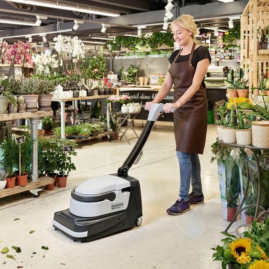 Bis zu 40 min kann die Scheuersaugmaschine SC250 ohne Zwischenstopp im Reinigungseinsatz unterwegs sein. Bis zu 40 min kann die Scheuersaugmaschine SC250 ohne Zwischenstopp im Reinigungseinsatz unterwegs sein.