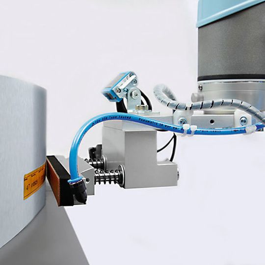 Ein UR-Roboter beim Etikettieren. Ein UR-Roboter beim Etikettieren.