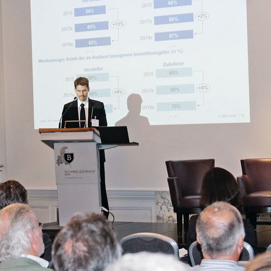 Jonas Frey von Medical Cluster stellt die SMTI-Studie vor: Unternehmer der der Schweizer Medizintechnikbranche sehen die Standortstärken der Schweiz bedroht. Jonas Frey von Medical Cluster stellt die SMTI-Studie vor: Unternehmer der der Schweizer Medizintechnikbranche sehen die Standortstärken der Schweiz bedroht.