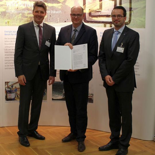Minister Jörg Felgner (Mitte) übergab die Finanzierungszusage an Prof. Ralf B. Wehrspohn, Leiter des Fraunhofer IMWS (links), und Gerd Unkelbach, Leiter des Fraunhofer CBP. Minister Jörg Felgner (Mitte) übergab die Finanzierungszusage an Prof. Ralf B. Wehrspohn, Leiter des Fraunhofer IMWS (links), und Gerd Unkelbach, Leiter des Fraunhofer CBP.