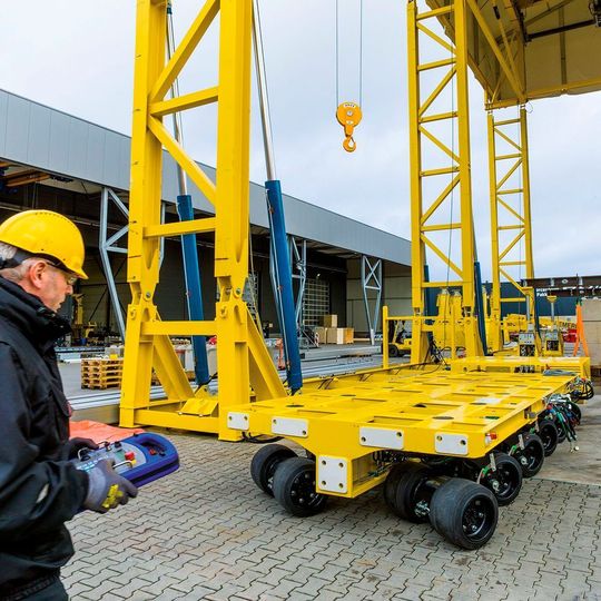 SPMT600 im Einsatz beim Trasport von Komponenten zur Montage und zum Testen eines Schnellmontagekrans. SPMT600 im Einsatz beim Trasport von Komponenten zur Montage und zum Testen eines Schnellmontagekrans.