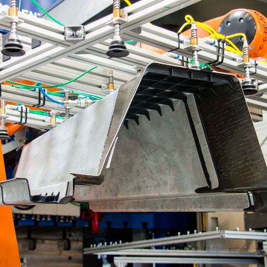 Die Bodengruppe aus dem Projekt Leika kombiniert die Werkstoffe Stahl, FKV, Magnesium und faserverstärkter Spritzguss. Durch die Kombination der sonst einzelnen Prozessschritte konnte die Anzahl der Einzelkomponenten signifikant verringert werden. Die Bodengruppe aus dem Projekt Leika kombiniert die Werkstoffe Stahl, FKV, Magnesium und faserverstärkter Spritzguss. Durch die Kombination der sonst einzelnen Prozessschritte konnte die Anzahl der Einzelkomponenten signifikant verringert werden.