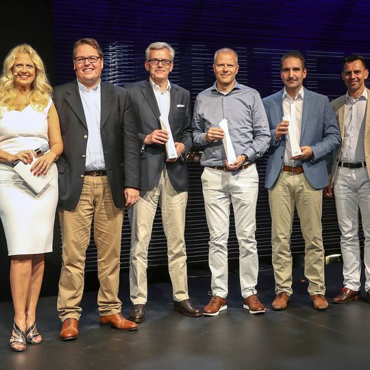 Moderatorin Barbara Schöneberger führte durch die Preisverleihung. Audi-Vertriebsvorstand Dietmar Voggenreiter (2. v.li.) und Audi-Deutschland-Vertriebschef Martin Sander (re.) gratulierten den drei Topplatzierten des Unternehmer-Awards (v.li.) Markus Ludewig, Frank Brecht (in Vertretung für Steffen Hahn) und Christian Scherer. Moderatorin Barbara Schöneberger führte durch die Preisverleihung. Audi-Vertriebsvorstand Dietmar Voggenreiter (2. v.li.) und Audi-Deutschland-Vertriebschef Martin Sander (re.) gratulierten den drei Topplatzierten des Unternehmer-Awards (v.li.) Markus Ludewig, Frank Brecht (in Vertretung für Steffen Hahn) und Christian Scherer.