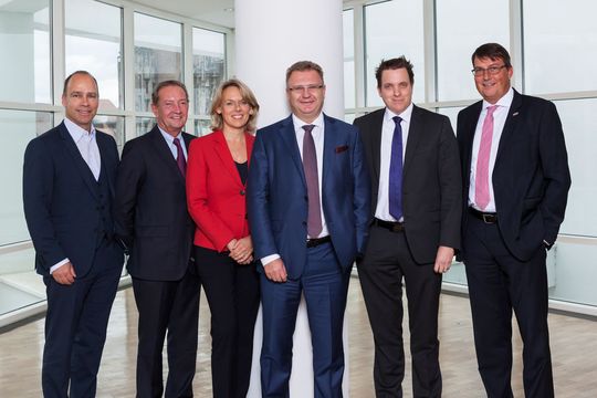 Bei den 16. Ulmer Gesprächen versammelt (v.l.): Prof. Thomas Bauernhansl (IPA), Martin Walker (Autor), Ute Brucker (ARD), Prof. Oliver Herkommer (Ingenics), Benjamin Aunkofer (DatanomiQ) und Dr. Christof Bönsch (Komet Group). Bei den 16. Ulmer Gesprächen versammelt (v.l.): Prof. Thomas Bauernhansl (IPA), Martin Walker (Autor), Ute Brucker (ARD), Prof. Oliver Herkommer (Ingenics), Benjamin Aunkofer (DatanomiQ) und Dr. Christof Bönsch (Komet Group).