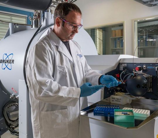 Dr. Florin Musat am ultrahochauflösenden Massenspektrometer im UFZ. Dieses Gerät ist wichtiger Bestandteil der Technologieplattform ProVIS, die Forschern weltweit die Möglichkeit zu mikroskopischen Einblicken in Zellen und ihre räumliche Anordnung bietet. Dr. Florin Musat am ultrahochauflösenden Massenspektrometer im UFZ. Dieses Gerät ist wichtiger Bestandteil der Technologieplattform ProVIS, die Forschern weltweit die Möglichkeit zu mikroskopischen Einblicken in Zellen und ihre räumliche Anordnung bietet.