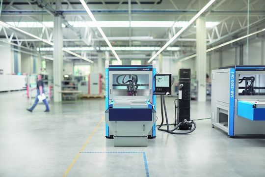In der Nutzentrennermaschine für Leiterplatten von Schunk Electronic Solutions übernimmt ein Magnetsensor wichtige sicherheitsrelevante Funktionen. In der Nutzentrennermaschine für Leiterplatten von Schunk Electronic Solutions übernimmt ein Magnetsensor wichtige sicherheitsrelevante Funktionen.