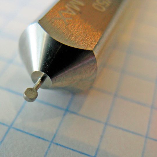 Winzige Prüfgeometrie an einer aus einem Vollhartmetall-Monoblock 8 mm Ø geschliffenen Prüflehre für den Medizintechnikbereich. Winzige Prüfgeometrie an einer aus einem Vollhartmetall-Monoblock 8 mm Ø geschliffenen Prüflehre für den Medizintechnikbereich.