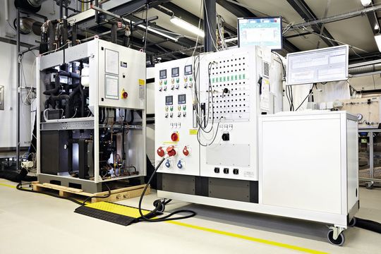 Teststand: Das Fraunhofer-Institut für Solare Energiesysteme ISE hat im Juli 2016 den HybridChiller im Labor getestet. Sie bescheinigen eine sehr gute Performance unter realen Bedingungen. Das belegt der ESEER-Wert von 19,6, der aufgrund des Neuheitsgrades der Anwendung in einem praxisrelevanten, am ESEER-Wert orientierten Verfahren gemessen wurde. Teststand: Das Fraunhofer-Institut für Solare Energiesysteme ISE hat im Juli 2016 den HybridChiller im Labor getestet. Sie bescheinigen eine sehr gute Performance unter realen Bedingungen. Das belegt der ESEER-Wert von 19,6, der aufgrund des Neuheitsgrades der Anwendung in einem praxisrelevanten, am ESEER-Wert orientierten Verfahren gemessen wurde.