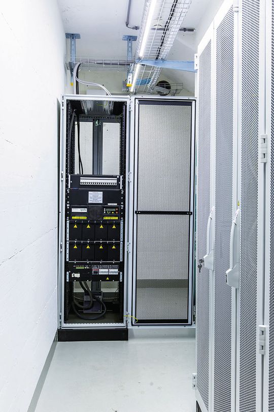USV mit Batteriepaket mit Doppelwandler-Technologie nach der höchsten Klassifizierung VFI-SS-111 und integrierter 19-Zoll-Unterverteilung, zur Anbindung der PSM-Schienen mit Messung. USV mit Batteriepaket mit Doppelwandler-Technologie nach der höchsten Klassifizierung VFI-SS-111 und integrierter 19-Zoll-Unterverteilung, zur Anbindung der PSM-Schienen mit Messung.