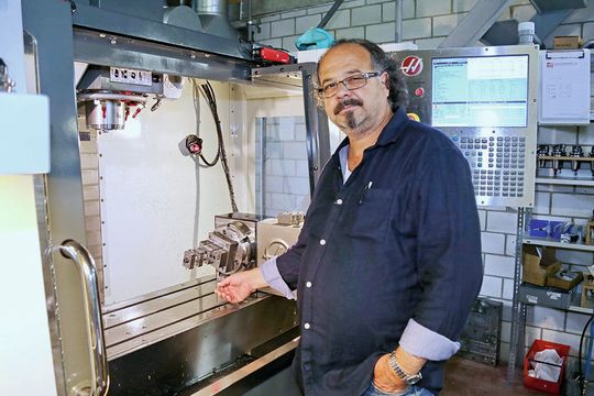 Das Easy-Vise-Spannsystem im Einsatz bei der Röthlisberger GmbH, demonstriert von Entwickler und Firmeninhaber Oskar Röthlisberger. Das Easy-Vise-Spannsystem im Einsatz bei der Röthlisberger GmbH, demonstriert von Entwickler und Firmeninhaber Oskar Röthlisberger.