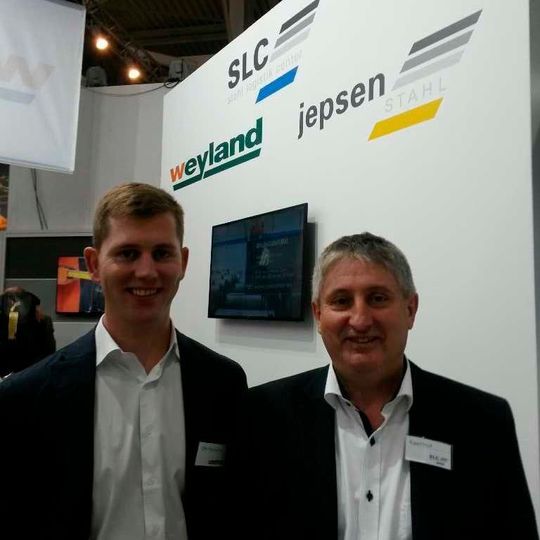 Rupert Hartl, Geschäftsführer von SLC (re.), und Otto Weyland jun., Geschäfsführer von Weyland, freuen sich über die neue Anlage von Fimi. Rupert Hartl, Geschäftsführer von SLC (re.), und Otto Weyland jun., Geschäfsführer von Weyland, freuen sich über die neue Anlage von Fimi.