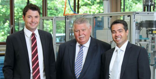 Jubiläum: Das Familienunternehmen Metz Connect feiert das 40-jährige Bestehen. Im Bild (v.l.n.r.) Christian Metz, Albert Metz und Jochen Metz. Jubiläum: Das Familienunternehmen Metz Connect feiert das 40-jährige Bestehen. Im Bild (v.l.n.r.) Christian Metz, Albert Metz und Jochen Metz.