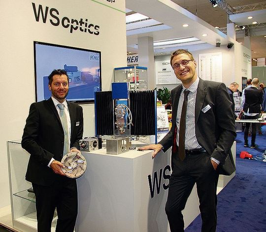 Laserschweißen auf Flachbettmaschinen wird mit dem WSweld-Umrüstsystem und dem TC08-Schweißkopf (Mitte) von WSoptics möglich. Die SWoptics-CEOs Florian Sepp (links) und Dr. Christoph Weiß vor dem speziellen Systemkopf samt damit gefertigtem Lüfterrad. Laserschweißen auf Flachbettmaschinen wird mit dem WSweld-Umrüstsystem und dem TC08-Schweißkopf (Mitte) von WSoptics möglich. Die SWoptics-CEOs Florian Sepp (links) und Dr. Christoph Weiß vor dem speziellen Systemkopf samt damit gefertigtem Lüfterrad.