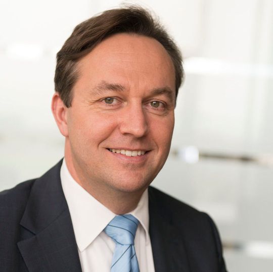 „Die von uns entwickelten Anlagen ergänzen ideal das Maschinenportfolio von Bosch Packaging Technology. Wir bieten Kunden der pharmazeutischen Industrie zuverlässige und effiziente Lösungen aus einer Hand, die den gesamten Herstellungs- und Verpackungsprozess abdecken können“, sagt Christian Walti, Standortleiter in Beringen. „Die von uns entwickelten Anlagen ergänzen ideal das Maschinenportfolio von Bosch Packaging Technology. Wir bieten Kunden der pharmazeutischen Industrie zuverlässige und effiziente Lösungen aus einer Hand, die den gesamten Herstellungs- und Verpackungsprozess abdecken können“, sagt Christian Walti, Standortleiter in Beringen.