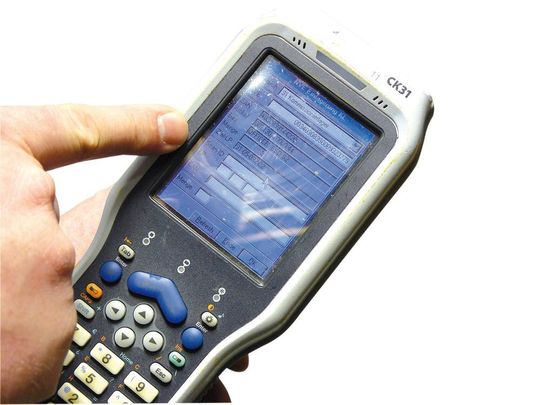 Das bei Elten eingesetzte Datenfunkterminal CK31 von Intermec ist mit einem farbigen Touchscreen und einem CCD-Kamerasystem als Scan-Engine ausgestattet. Das bei Elten eingesetzte Datenfunkterminal CK31 von Intermec ist mit einem farbigen Touchscreen und einem CCD-Kamerasystem als Scan-Engine ausgestattet.