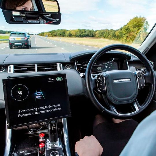 Jaguar Land Rover beteiligt sich am Projekt UK Autodrive. Inhalt ist auch ein Autobahnassistent, der selbstständig Überholvorgänge durchführen soll. Jaguar Land Rover beteiligt sich am Projekt UK Autodrive. Inhalt ist auch ein Autobahnassistent, der selbstständig Überholvorgänge durchführen soll.