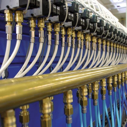 Auch vermeintlich harmlose Flüssigkeiten können in geschlossenen Kühlwasserkreisläufen zu Korrosionsschäden führen - das richtige Material schafft Abhilfe. Auch vermeintlich harmlose Flüssigkeiten können in geschlossenen Kühlwasserkreisläufen zu Korrosionsschäden führen - das richtige Material schafft Abhilfe.