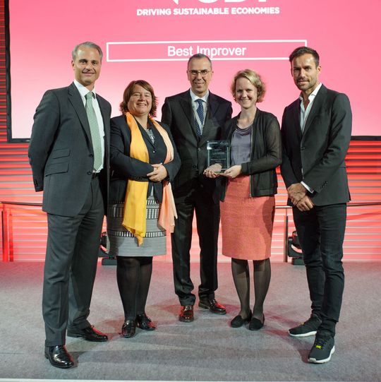 Lanxess-Vorstandsmitglied Hubert Fink (Mitte) und Projektverantwortliche Stefanie Holz (2.v.r.) nahmen den "Best Improver Germany Award" entgegen. Den Preis überreichten Steven Tebbe, Managing Director, CDP Europe (links) und Susan Dreyer, Director DACH Region, CDP Europe (2.v.l.) sowie der ehemalige Skispringer Sven Hannawald (rechts). Lanxess-Vorstandsmitglied Hubert Fink (Mitte) und Projektverantwortliche Stefanie Holz (2.v.r.) nahmen den "Best Improver Germany Award" entgegen. Den Preis überreichten Steven Tebbe, Managing Director, CDP Europe (links) und Susan Dreyer, Director DACH Region, CDP Europe (2.v.l.) sowie der ehemalige Skispringer Sven Hannawald (rechts).