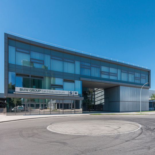 Das Leichtbauzentrum befindet sich direkt neben dem BMW-Werk 4.1 in Landshut. Das Leichtbauzentrum befindet sich direkt neben dem BMW-Werk 4.1 in Landshut.