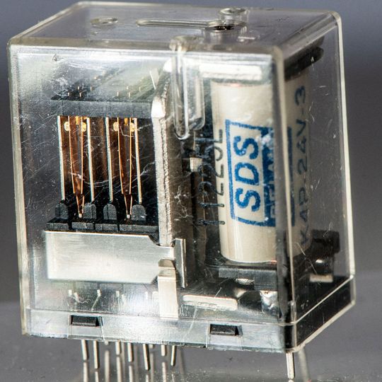 In den 1960ern konnte sich das Relais gegen Transistoren durchsetzen. Heute versucht es sein Glück als intelligente Variante mit Diagnosefunktion. In den 1960ern konnte sich das Relais gegen Transistoren durchsetzen. Heute versucht es sein Glück als intelligente Variante mit Diagnosefunktion.