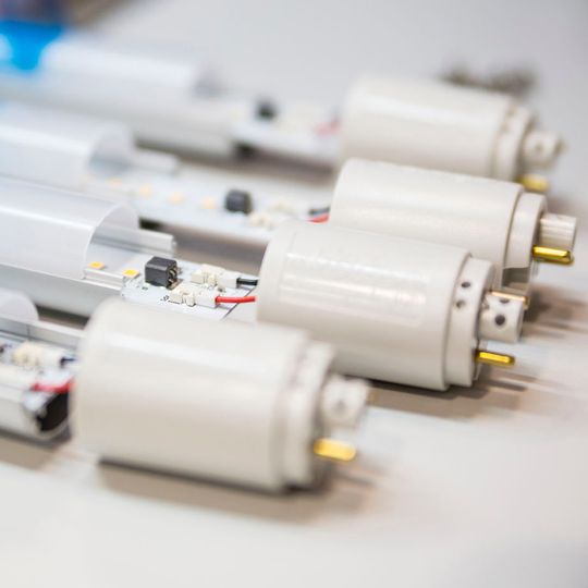 LED-Röhren der Deutschen Lichtmiete mit eingebautem Sicherungssystem. LED-Röhren der Deutschen Lichtmiete mit eingebautem Sicherungssystem.