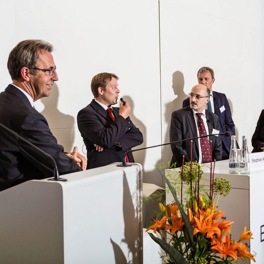 Prof. Alexander Sauer (2.v.l.) auf dem EEP Effizienzgipfel 2016 in Stuttgart Prof. Alexander Sauer (2.v.l.) auf dem EEP Effizienzgipfel 2016 in Stuttgart