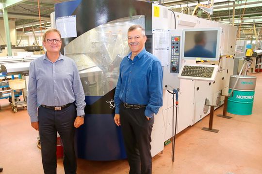 Ypsotec Geschäftsführer Maurice Meytre (rechts) und Jürg Aegerter, Leiter Verkauf und Marketing vor der jüngsten Errungenschaft der Firma – die Multiswiss 6x16, einem Mehrspindel-Drehautomaten von Tornos. Ypsotec Geschäftsführer Maurice Meytre (rechts) und Jürg Aegerter, Leiter Verkauf und Marketing vor der jüngsten Errungenschaft der Firma – die Multiswiss 6x16, einem Mehrspindel-Drehautomaten von Tornos.