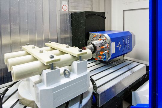 Mittels einer Sondervorrichtung für die effiziente Mehrfachaufspannung werden diese GFK-Teile auf der Hedelius Tiltenta 6 2300 in einem Arbeitsgang bearbeitet. Mittels einer Sondervorrichtung für die effiziente Mehrfachaufspannung werden diese GFK-Teile auf der Hedelius Tiltenta 6 2300 in einem Arbeitsgang bearbeitet.