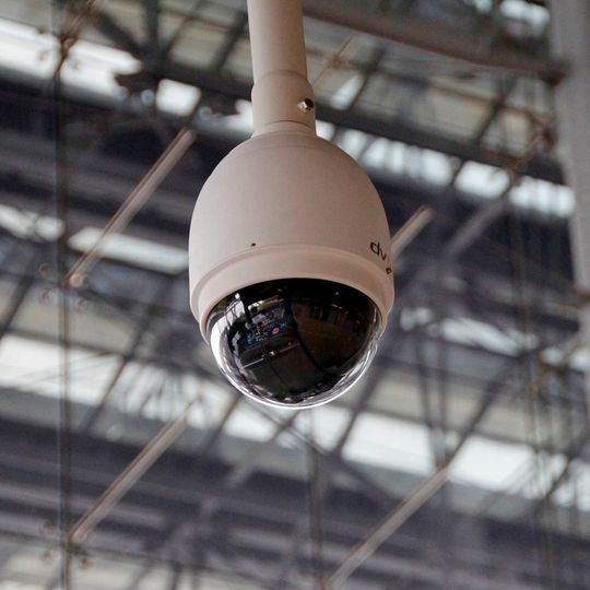 Für den „Forscout IoT Enterprise Risk Report“ sollte der White Hat Hacker Samy Kamkar die Sicherheitsrisiken untersuchen, die IoT-Geräte in Unternehmen mit sich bringen. Für den „Forscout IoT Enterprise Risk Report“ sollte der White Hat Hacker Samy Kamkar die Sicherheitsrisiken untersuchen, die IoT-Geräte in Unternehmen mit sich bringen.