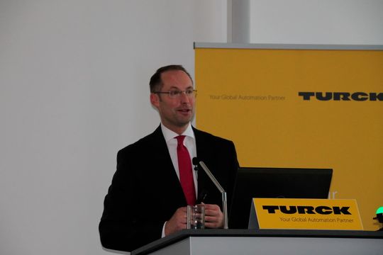 Turck-Geschäftsführer Christian Wolf stellte anlässlich der Jahrespressekonferenz 2016 in Mülheim an der Ruhr die aktuelle Unternehmens- und Marktentwicklung vor. Turck-Geschäftsführer Christian Wolf stellte anlässlich der Jahrespressekonferenz 2016 in Mülheim an der Ruhr die aktuelle Unternehmens- und Marktentwicklung vor.