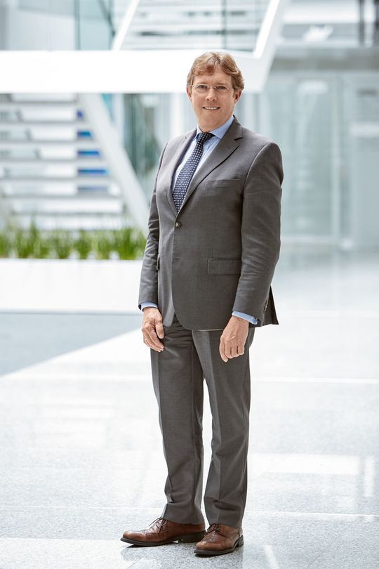 Kennt den Markt der Leiterplatten-Anschlusstechnik seit mehr als einem Jahrzehnt: Seit April 2016 ist Torsten Janwlecke Präsident der Business Area Device Connectors bei Phoenix Contact. Zuvor war er in führender Position unter anderem für Metz Connect tätig. Kennt den Markt der Leiterplatten-Anschlusstechnik seit mehr als einem Jahrzehnt: Seit April 2016 ist Torsten Janwlecke Präsident der Business Area Device Connectors bei Phoenix Contact. Zuvor war er in führender Position unter anderem für Metz Connect tätig.