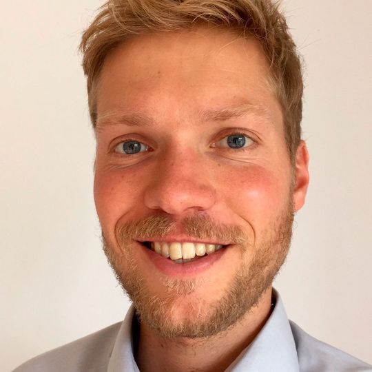 Thomas Brand begann im Zuge seiner Masterarbeit im Oktober 2015 mit seiner Beschäftigung bei Analog Devices. Seit Mai 2016 ist er Teil des Traineeprogramms für Field Applications Engineer in München. Er studierte zunächst Elektrotechnik an der Dualen Hochschule Mosbach, ehe er sein Aufbaustudium der Fachrichtung Internationaler Vertrieb an der Hochschule für Technik, Wirtschaft und Gestaltung in Konstanz mit einem Master abschloss. Thomas Brand begann im Zuge seiner Masterarbeit im Oktober 2015 mit seiner Beschäftigung bei Analog Devices. Seit Mai 2016 ist er Teil des Traineeprogramms für Field Applications Engineer in München. Er studierte zunächst Elektrotechnik an der Dualen Hochschule Mosbach, ehe er sein Aufbaustudium der Fachrichtung Internationaler Vertrieb an der Hochschule für Technik, Wirtschaft und Gestaltung in Konstanz mit einem Master abschloss.