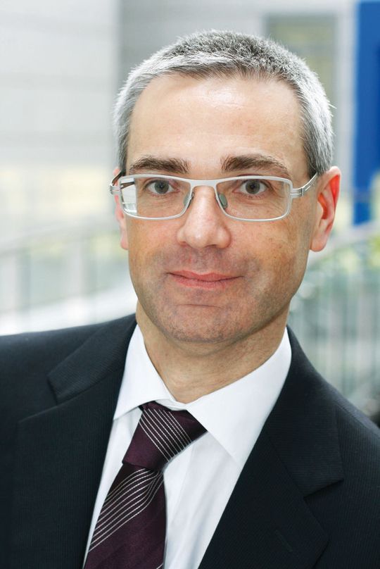 „Handelsübliche Mobiltelefone haben keine originäre medizinische Zweckbestimmung und werden auch nicht durch die Nutzung einer App zum Medizinprodukt.“, Hans-Peter Bursig, Geschäftsführer des Fachverbands Elektromedizinische Technik im ZVEI. „Handelsübliche Mobiltelefone haben keine originäre medizinische Zweckbestimmung und werden auch nicht durch die Nutzung einer App zum Medizinprodukt.“, Hans-Peter Bursig, Geschäftsführer des Fachverbands Elektromedizinische Technik im ZVEI.