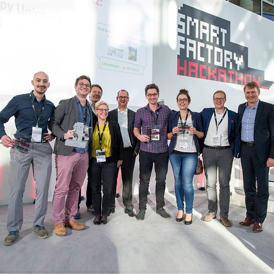 Das Gewinnerteam „Happy Unicorns“ gemeinsam mit ihren Betreuern sowie den Schirmherren Michael Breme (5. von links) und Mattias Ulbrich (rechts). Das Gewinnerteam „Happy Unicorns“ gemeinsam mit ihren Betreuern sowie den Schirmherren Michael Breme (5. von links) und Mattias Ulbrich (rechts).
