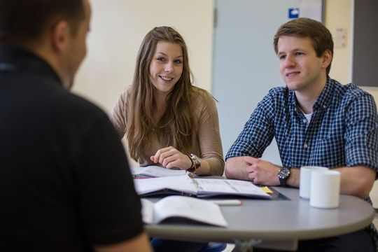 Pro Semester dienen fünf bis sechs Präsenzveranstaltungen der Vertiefung und praktischen Anwendung des selbsterworbenen Wissens. Pro Semester dienen fünf bis sechs Präsenzveranstaltungen der Vertiefung und praktischen Anwendung des selbsterworbenen Wissens.