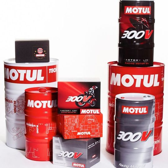 Die Motul-Verpackungen glänzen mit neuem Design.