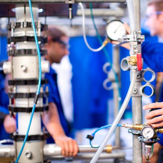 Eine neuartige Prozesskette soll die Synthese der Basis-Chemikalie Methanol aus nachwachsenden Rohstoffen oder Nebenproduktströmen ermöglichen. Eine neuartige Prozesskette soll die Synthese der Basis-Chemikalie Methanol aus nachwachsenden Rohstoffen oder Nebenproduktströmen ermöglichen.